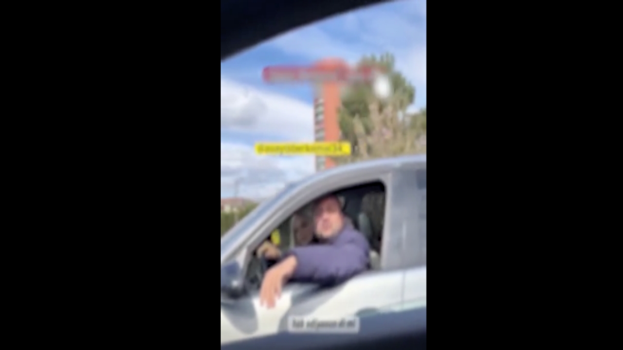 Foto - Magandaya bak sen! Arka koltuktaki küçük kız çocuğuna aldırış etmeden bu rezilliği yaptı