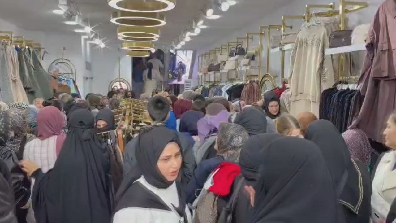 Foto - Mağaza sahibinin önlemi çaresi kaldı: Vatandaşları bayıltan indirim