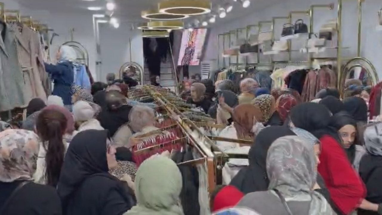 Foto - Mağaza sahibinin önlemi çaresi kaldı: Vatandaşları bayıltan indirim