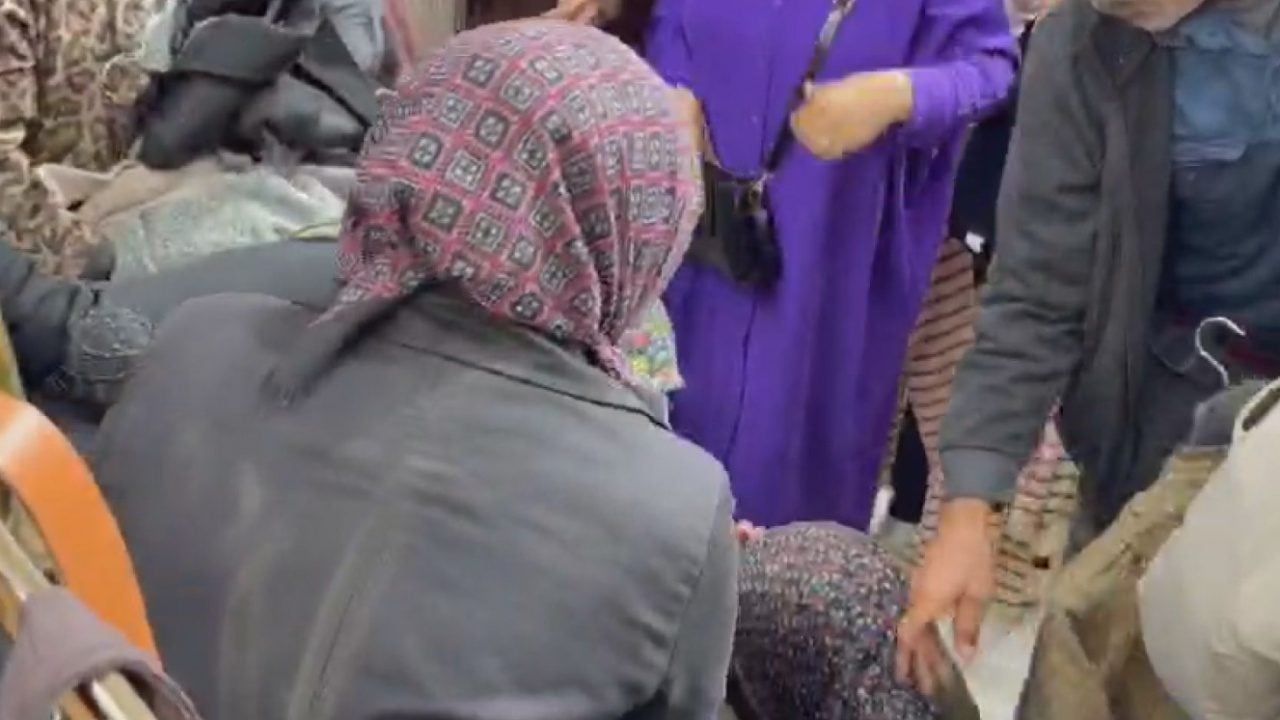 Foto - Mağaza sahibinin önlemi çaresi kaldı: Vatandaşları bayıltan indirim