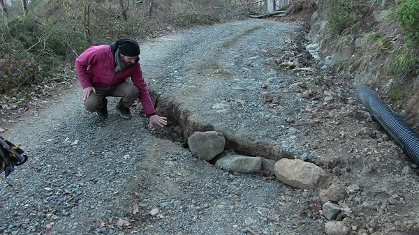 Foto - Mahalle sakinleri diken üstünde! Yağmur yağdıkça yürekleri ağızlarına geliyor