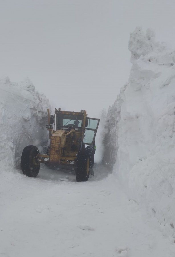 Mahalle yoluna çığ düştü