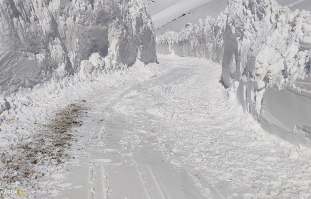 Foto - Mahalle yoluna çığ düştü