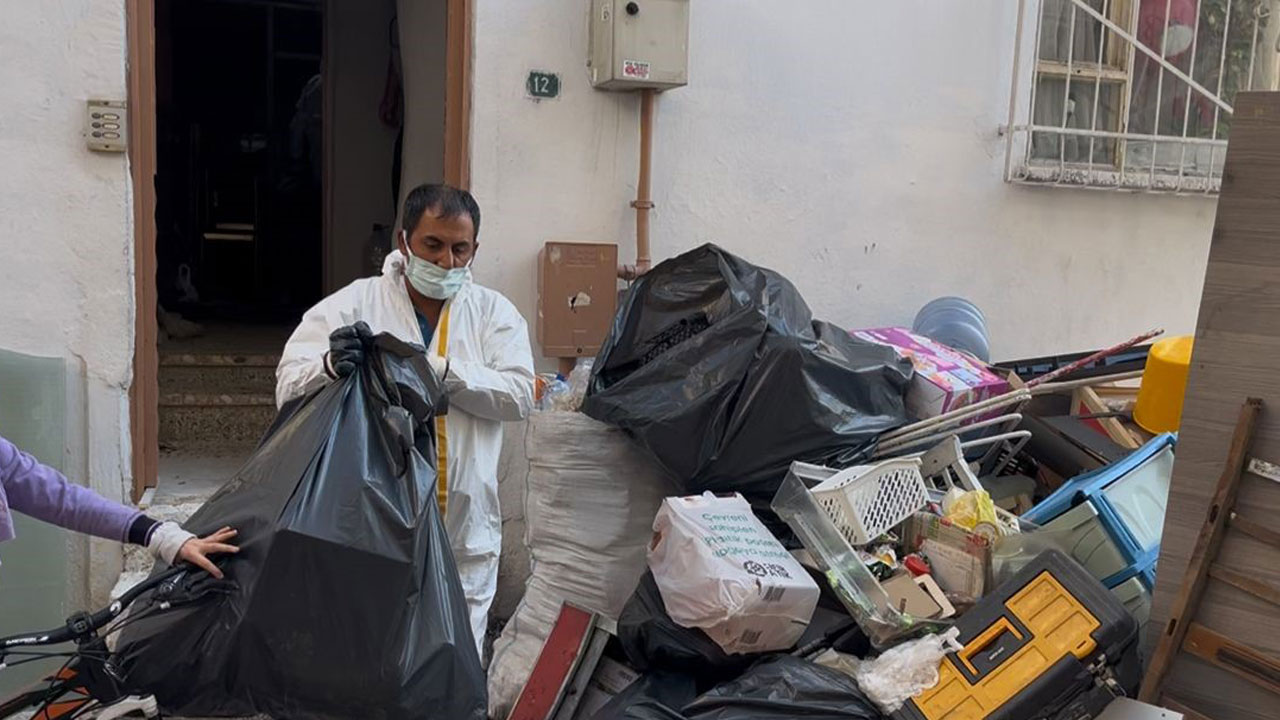Mahalleli isyan etti! Bakın bu evden kaç kamyon çöp çıktı
