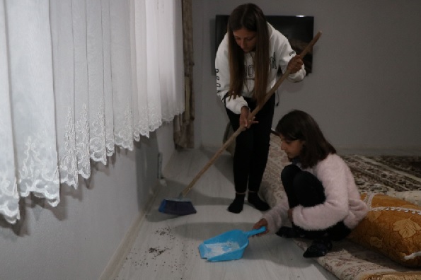 Foto - Mahallelinin uykusu kaçtı! Kürek kürek toplanıyor bitmiyorlar...