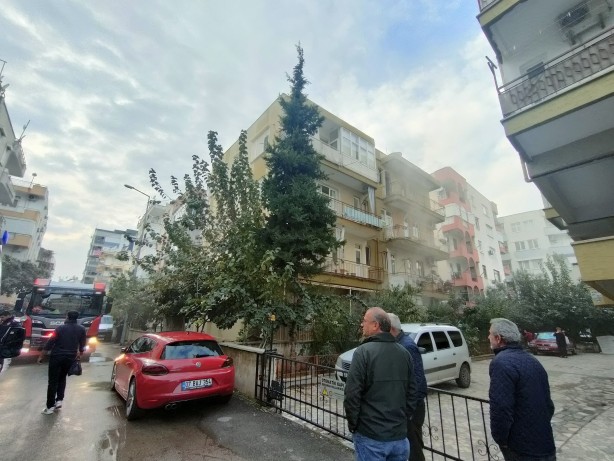 Foto - Mahalleliyi isyan ettiren komşu! Evini yakıyor itfaiyeyi sokağa topluyor