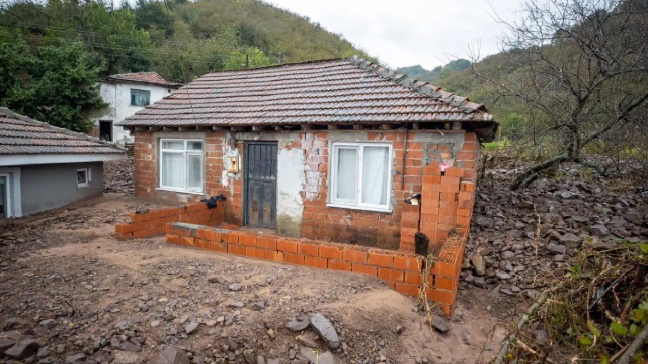 Foto - Mahallenin girişi kapandı: Heyelandan dehşet görüntüler!