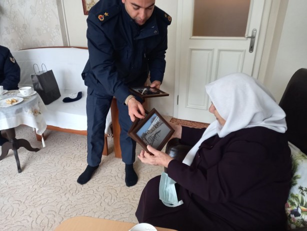 "Mahide nine"nin ördüğü atkılar Şırnak'taki askerleri ısıtacak