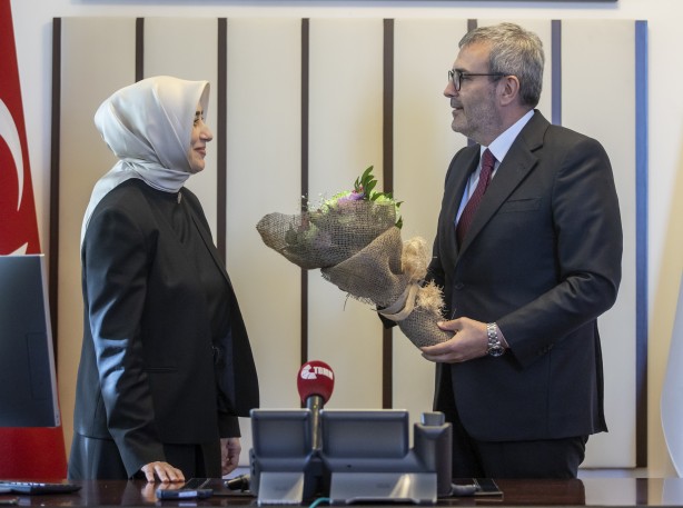 Foto - Mahir Ünal görevini devretti! Özlem Zengin'den anlamlı hediye