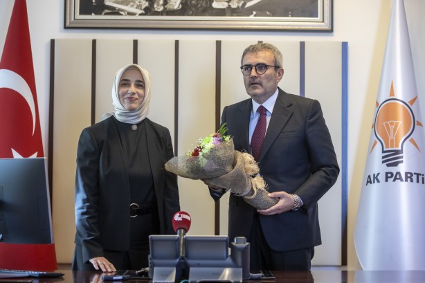 Mahir Ünal görevini devretti! Özlem Zengin'den anlamlı hediye