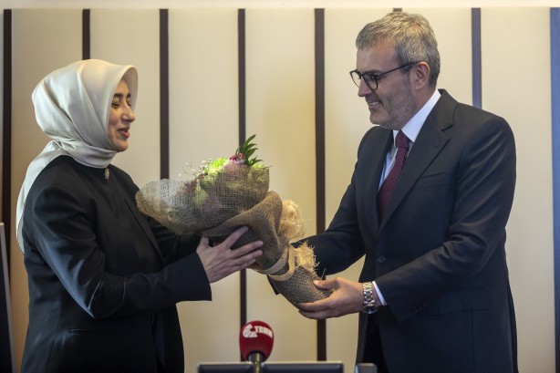 Foto - Mahir Ünal görevini devretti! Özlem Zengin'den anlamlı hediye