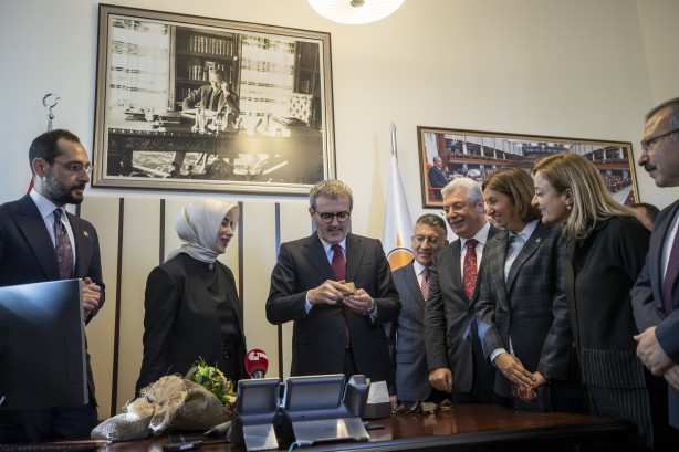 Foto - Mahir Ünal görevini devretti! Özlem Zengin'den anlamlı hediye