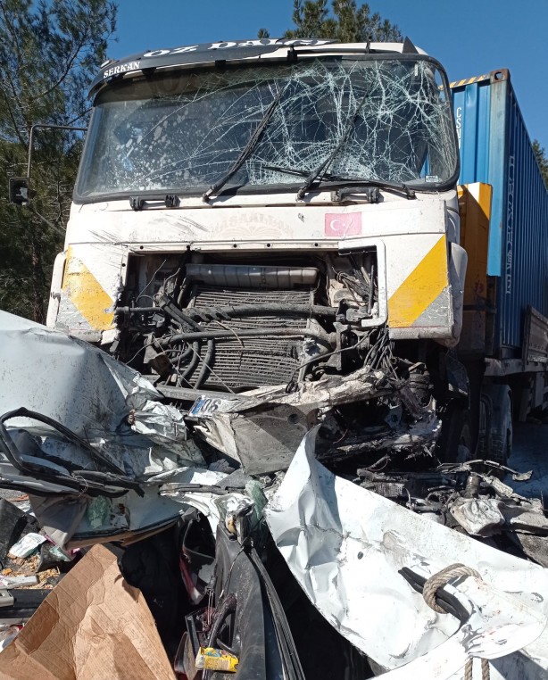 Mahkumları taşıyan cezaevi aracı kamyon ile çarpıştı! Çok sayıda yaralı var