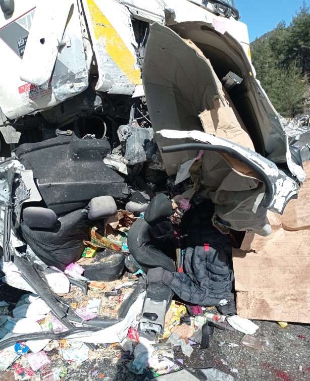 Foto - Mahkumları taşıyan cezaevi aracı kamyon ile çarpıştı! Çok sayıda yaralı var