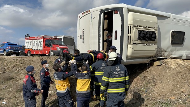 Foto - Mahkumları taşıyan cezaevi otobüsü devrildi: Yaralılar var