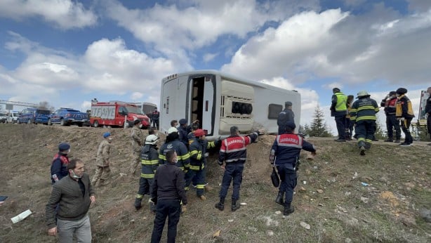 Foto - Mahkumları taşıyan cezaevi otobüsü devrildi: Yaralılar var