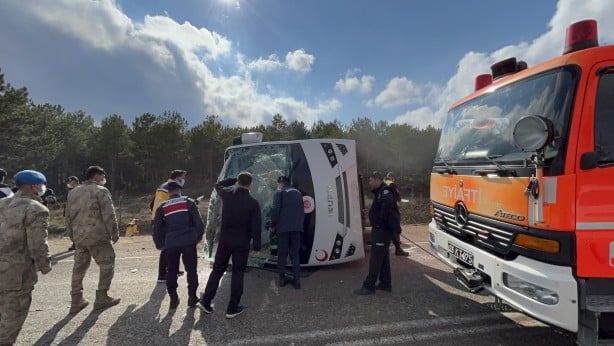 Foto - Mahkumları taşıyan cezaevi otobüsü devrildi: Yaralılar var