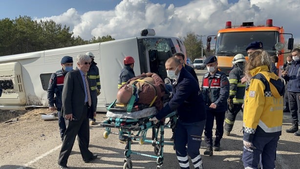 Foto - Mahkumları taşıyan cezaevi otobüsü devrildi: Yaralılar var
