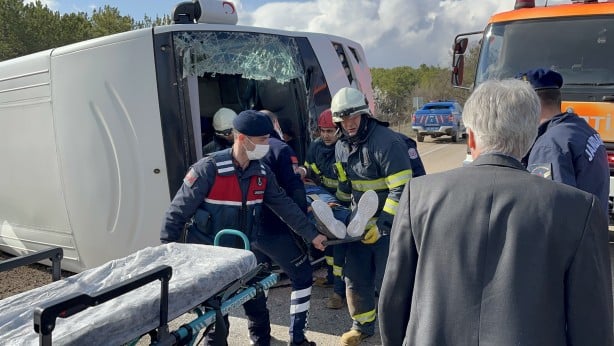 Foto - Mahkumları taşıyan cezaevi otobüsü devrildi: Yaralılar var