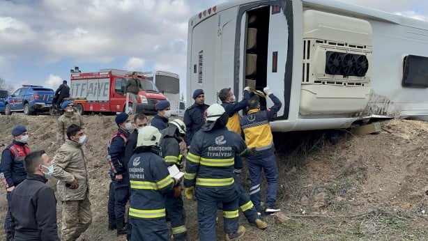 Foto - Mahkumları taşıyan cezaevi otobüsü devrildi: Yaralılar var