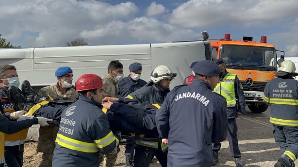 Foto - Mahkumları taşıyan cezaevi otobüsü devrildi: Yaralılar var