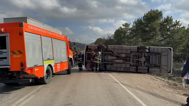 Foto - Mahkumları taşıyan cezaevi otobüsü devrildi: Yaralılar var