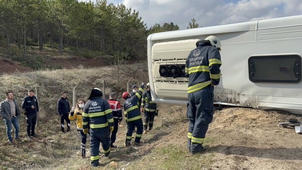 Mahkumları taşıyan cezaevi otobüsü devrildi: Yaralılar var