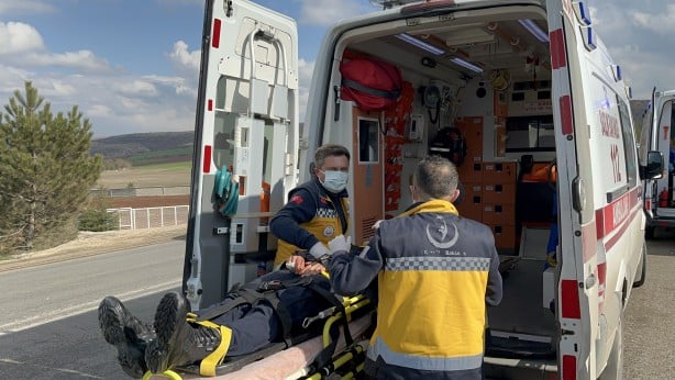 Foto - Mahkumları taşıyan cezaevi otobüsü devrildi: Yaralılar var