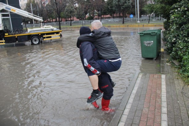 Foto - Mahsur kalan vatandaşı itfaiye eri taşıdı