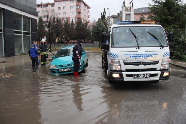 Mahsur kalan vatandaşı itfaiye eri taşıdı