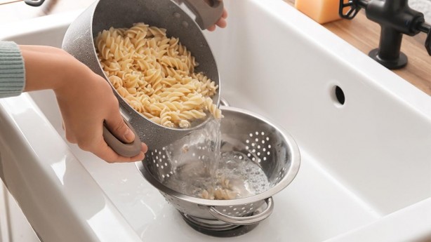 Makarna suyunu lavaboya dökmeyin! Bakın ne işe yarıyor