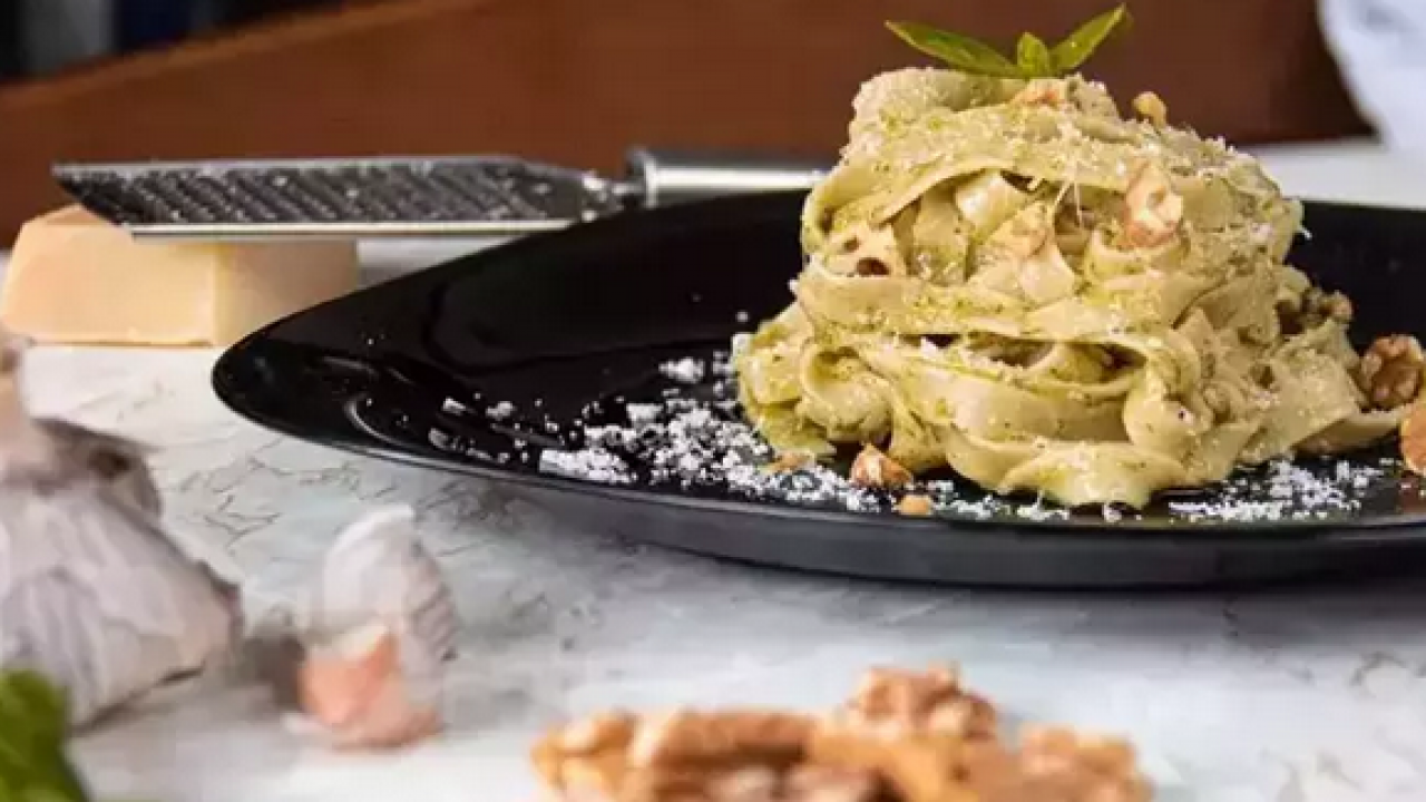 Makarnayı yıllardır yanlış tüketiyormuşuz! Lezzetini 10'a katlıyor: