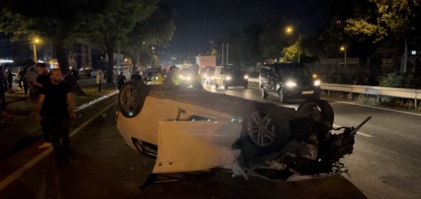 Foto - Makas atan otomobil taksiyle çarpıştı