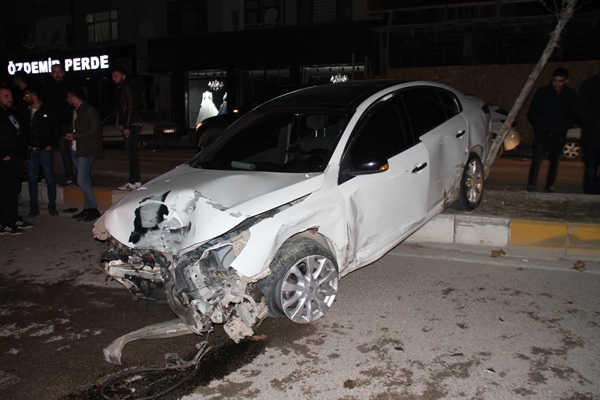 Makas atan sürücü polis aracına çarptı