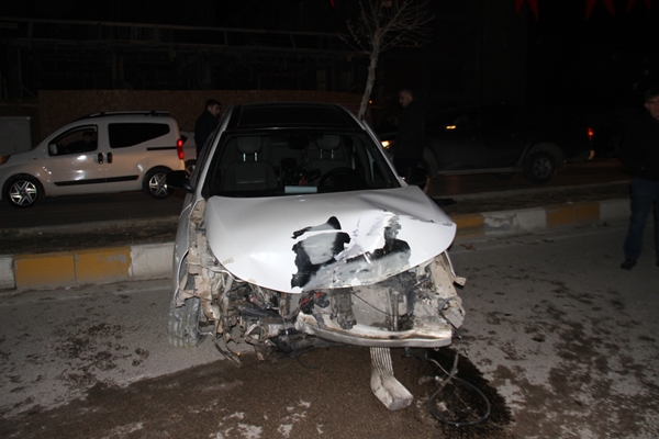 Foto - Makas atan sürücü polis aracına çarptı