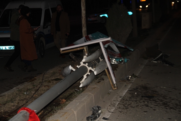 Foto - Makas atan sürücü polis aracına çarptı