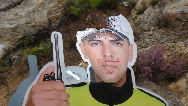 Foto - Maket trafik polisine sakal bıyık çizip vurdular