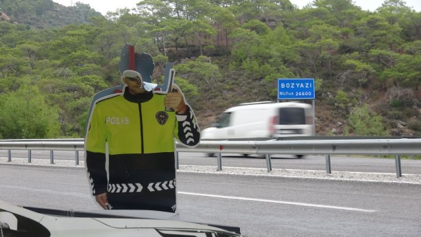Foto - Maket trafik polisine sakal bıyık çizip vurdular
