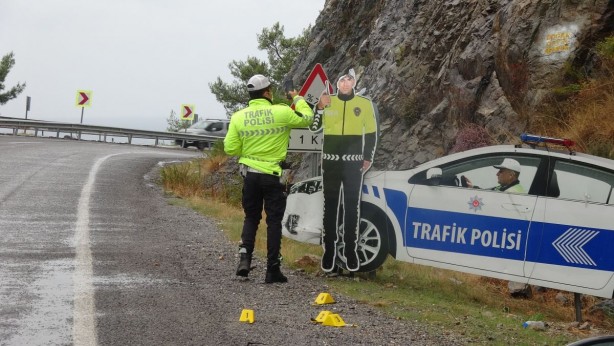 Maket trafik polisine sakal bıyık çizip vurdular