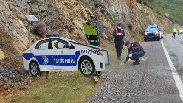 Foto - Maket trafik polisine sakal bıyık çizip vurdular