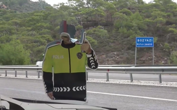 Foto - Maket trafik polisine sakal bıyık çizip vurdular