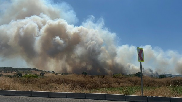 Foto - Makilik yangını ormana sıçradı! Ekipler olay yerinde