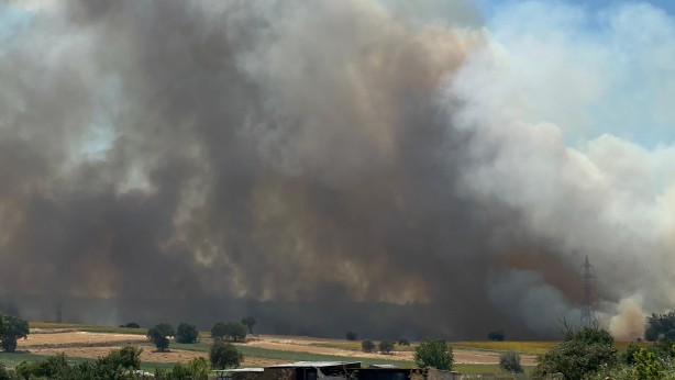 Foto - Makilik yangını ormana sıçradı! Ekipler olay yerinde