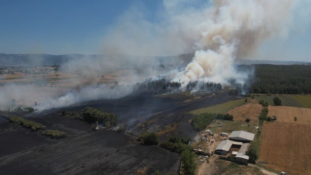 Foto - Makilik yangını ormana sıçradı! Ekipler olay yerinde