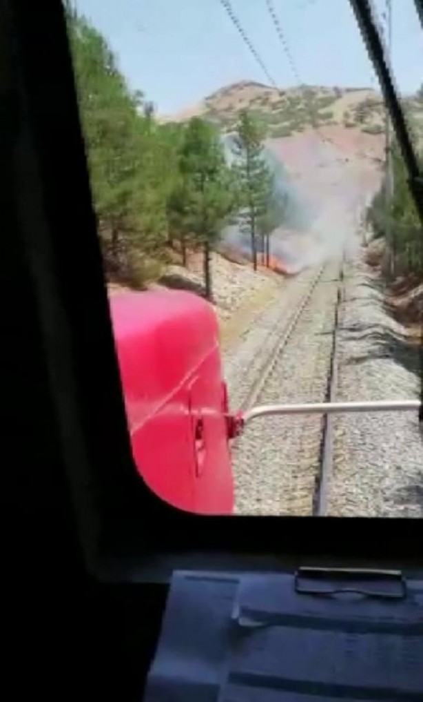 Foto - Makinist koskoca treni durdurup yangını söndürmeye koştu