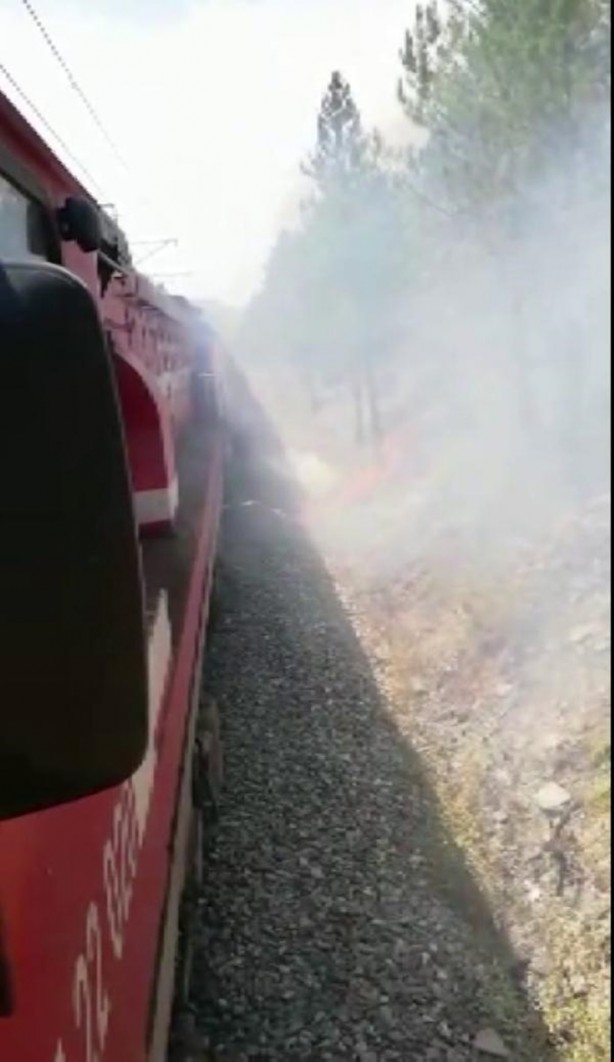 Foto - Makinist koskoca treni durdurup yangını söndürmeye koştu
