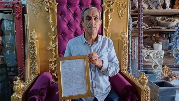 Foto - Mal sahibini şaşırtan hamle! Kiracı iş yerine öyle bir pankart astı ki..