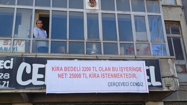 Foto - Mal sahibini şaşırtan hamle! Kiracı iş yerine öyle bir pankart astı ki..