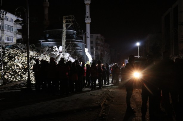 Foto - Malatya depreminde yıkılan Çeçen Apartmanı'ndan sevindiren haber!