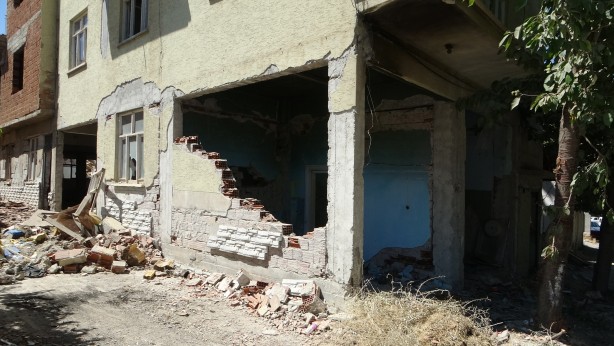 Foto - Malatya Yeşilyurt'ta ağır hasarlı bina eylemi!